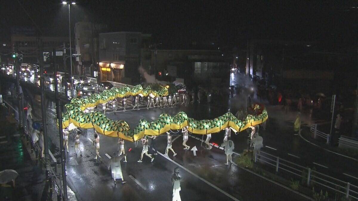 長さは50メートル超！町おこしで龍の張りぼてが練り歩く「巨大龍踊り」開催（三重・津市）　