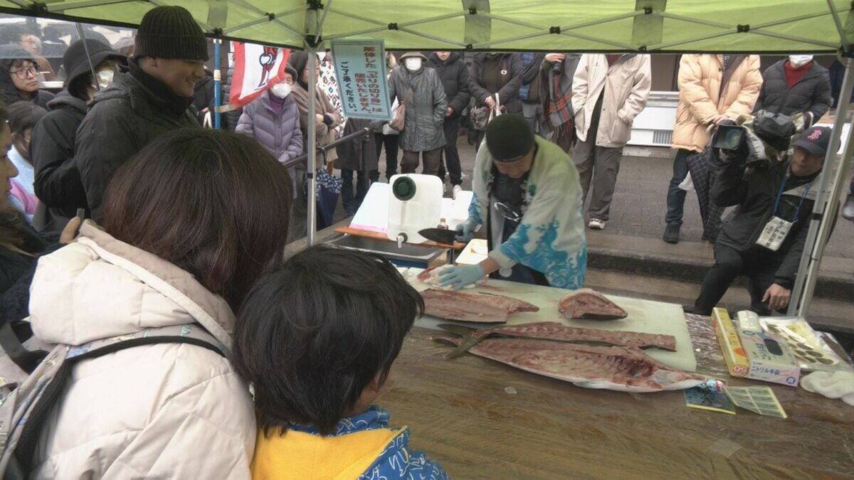 「ぶり街道まつり」あたたかい海鮮鍋や天然ブリの解体ショーにぎわう 岐阜・高山市