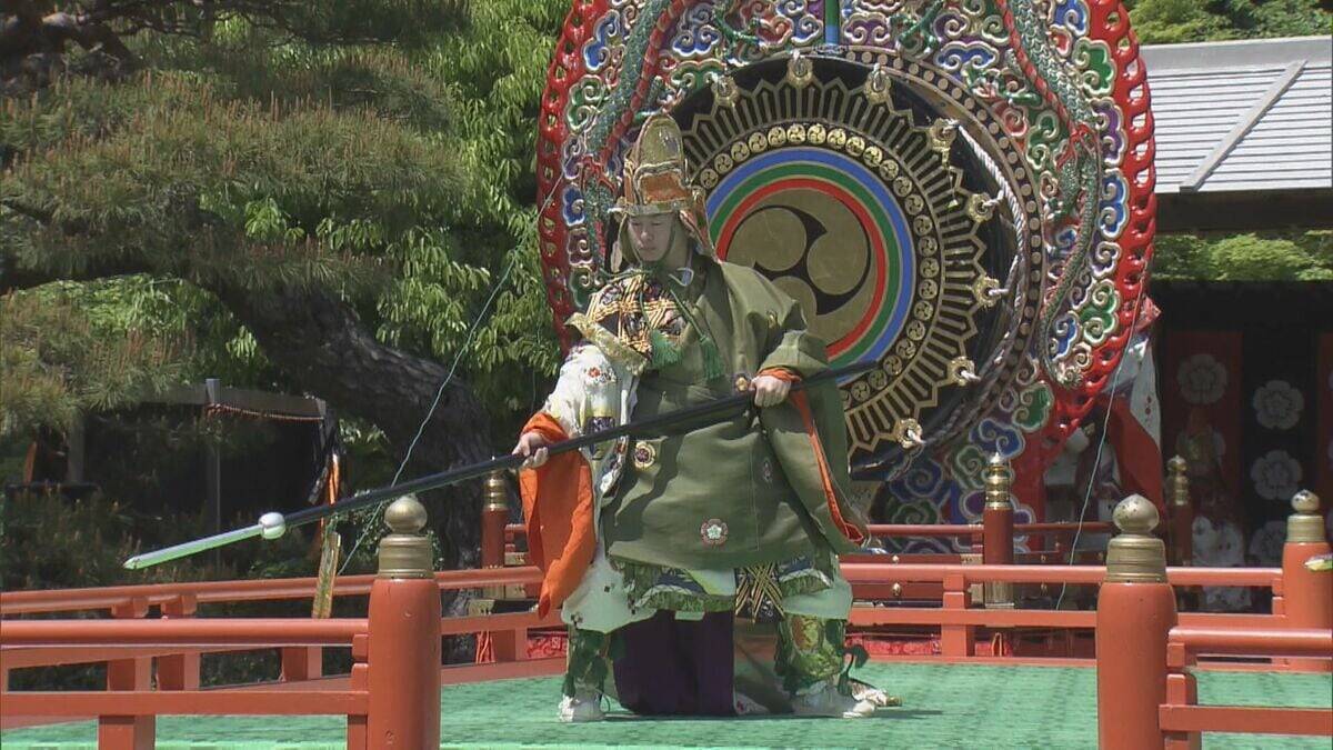 伊勢神宮で｢春の神楽祭｣ 内宮神苑の特設舞台では舞人たちが天下太平を願う舞楽披露 5月2日まで 三重