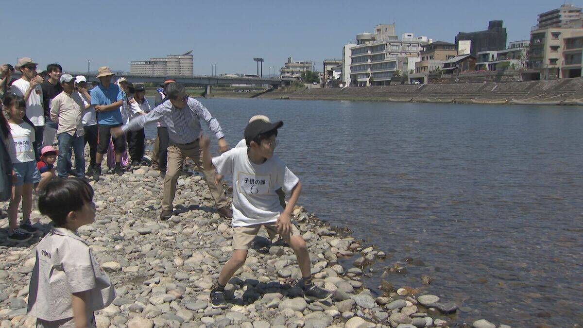 長良川で「水切り大会」全国各地から猛者が集結 最高記録は一体…？
