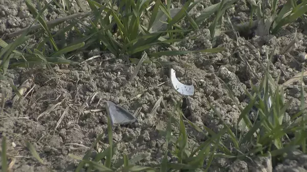 「軽トラックと乗用車が出合い頭に衝突 はずみで2台とも田んぼへ… 軽トラックの82歳男性が死亡 愛知･飛島村」の画像