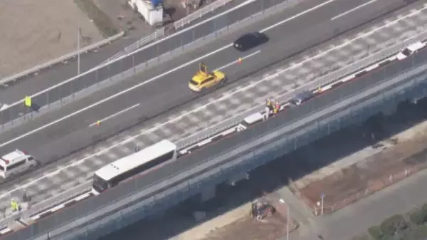 東名阪道で大型バスなど3台絡む“玉突き事故”  一番後ろの軽ワゴン車が軽乗用車に…はずみでにバスに追突か 愛知･津島市