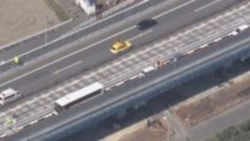 東名阪道で大型バスなど3台絡む“玉突き事故”  一番後ろの軽ワゴン車が軽乗用車に…はずみでにバスに追突か 愛知･津島市