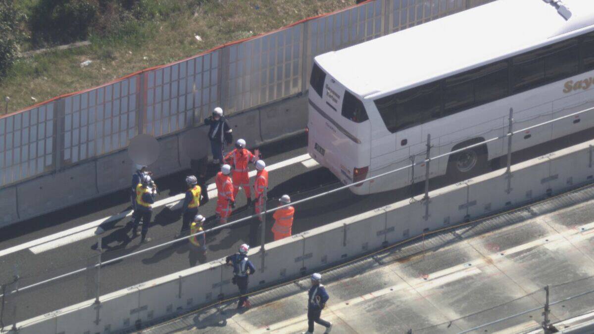 東名阪道で大型バスなど3台絡む“玉突き事故”  一番後ろの軽ワゴン車が軽乗用車に…はずみでにバスに追突か 愛知･津島市