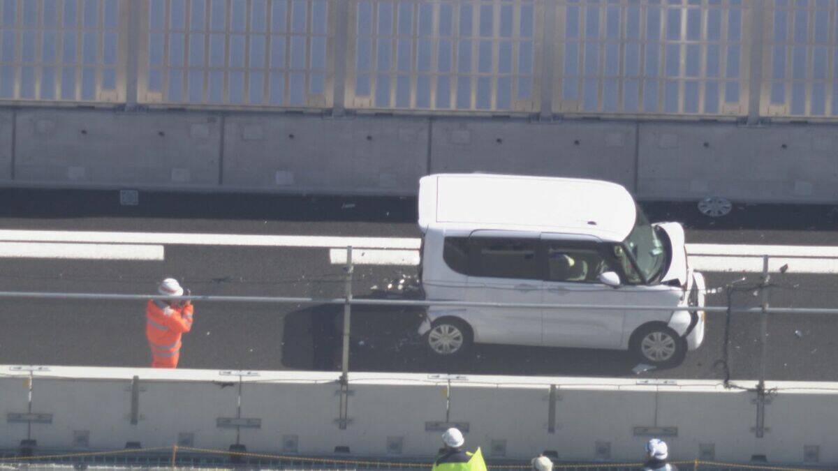 東名阪道で大型バスなど3台絡む“玉突き事故”  一番後ろの軽ワゴン車が軽乗用車に…はずみでにバスに追突か 愛知･津島市