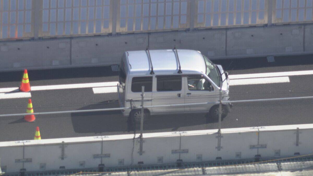 東名阪道で大型バスなど3台絡む“玉突き事故”  一番後ろの軽ワゴン車が軽乗用車に…はずみでにバスに追突か 愛知･津島市