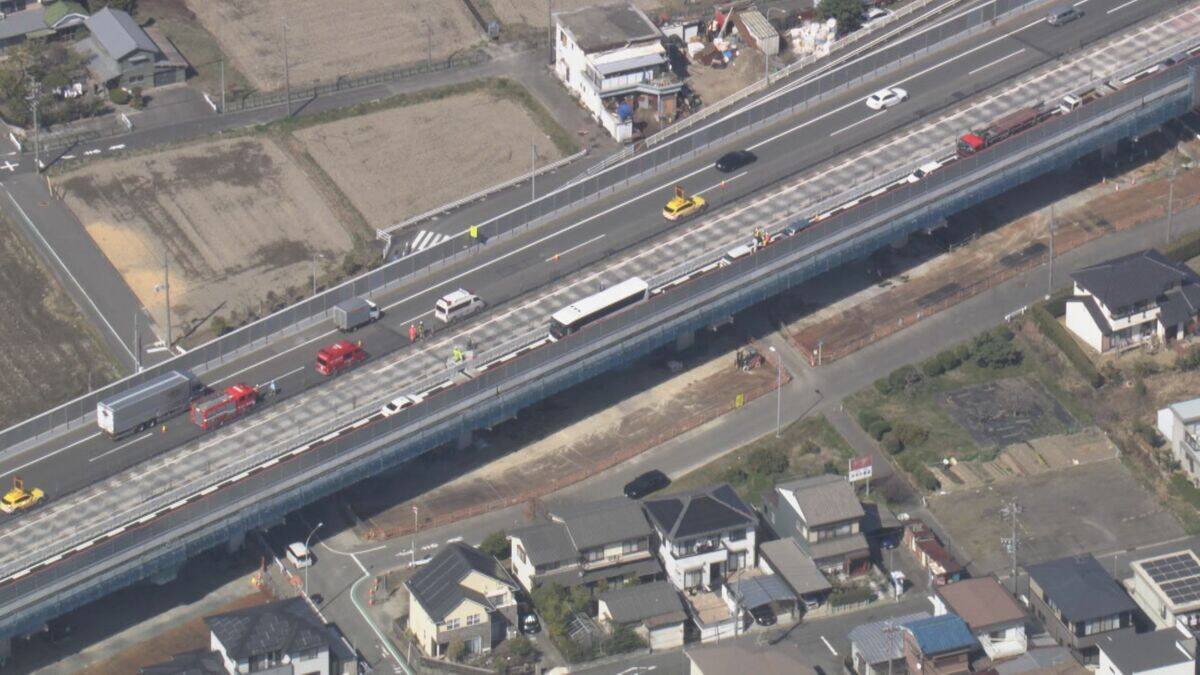 東名阪道で大型バスなど3台絡む“玉突き事故”  一番後ろの軽ワゴン車が軽乗用車に…はずみでにバスに追突か 愛知･津島市