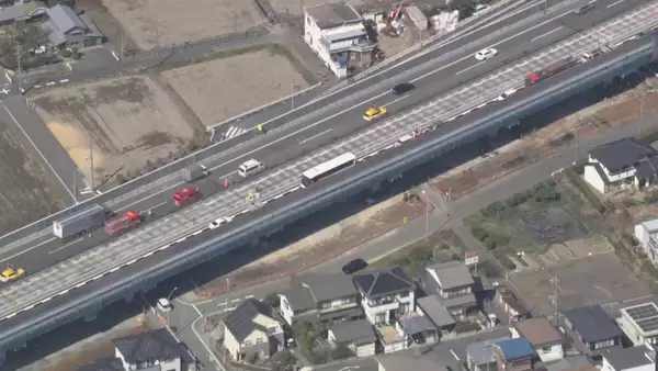 「東名阪道で大型バスなど3台絡む“玉突き事故”  一番後ろの軽ワゴン車が軽乗用車に…はずみでにバスに追突か 愛知･津島市」の画像