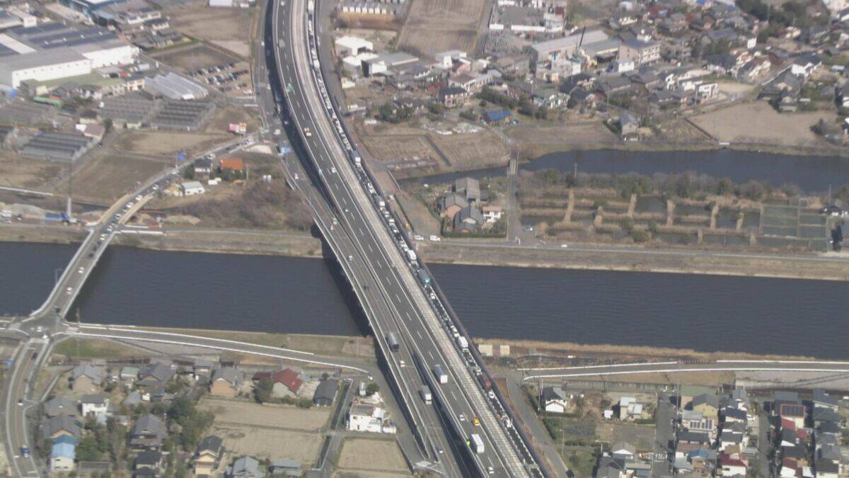 東名阪道で大型バスなど3台絡む“玉突き事故”  一番後ろの軽ワゴン車が軽乗用車に…はずみでにバスに追突か 愛知･津島市