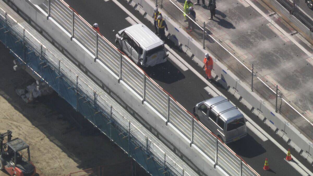 東名阪道で大型バスなど3台絡む“玉突き事故”  一番後ろの軽ワゴン車が軽乗用車に…はずみでにバスに追突か 愛知･津島市