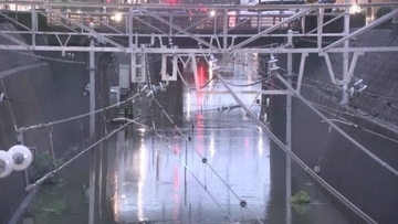 名古屋駅のタクシー乗り場には長蛇の列… 市バスは終日運転見合わせ 各地で道路冠水