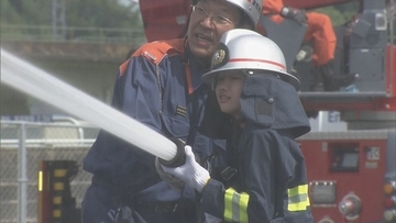火事の時は「口をふさいで低い姿勢で避難」小学生が消防士の仕事を体験　三重・津市