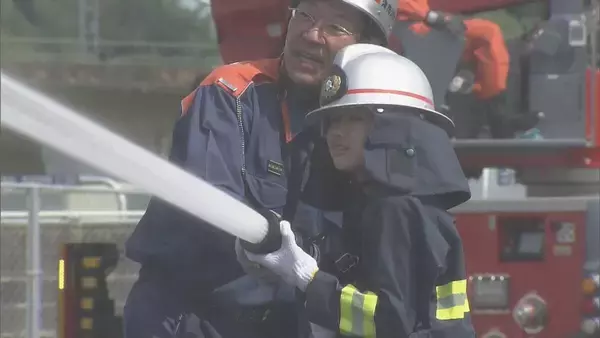 火事の時は「口をふさいで低い姿勢で避難」小学生が消防士の仕事を体験　三重・津市