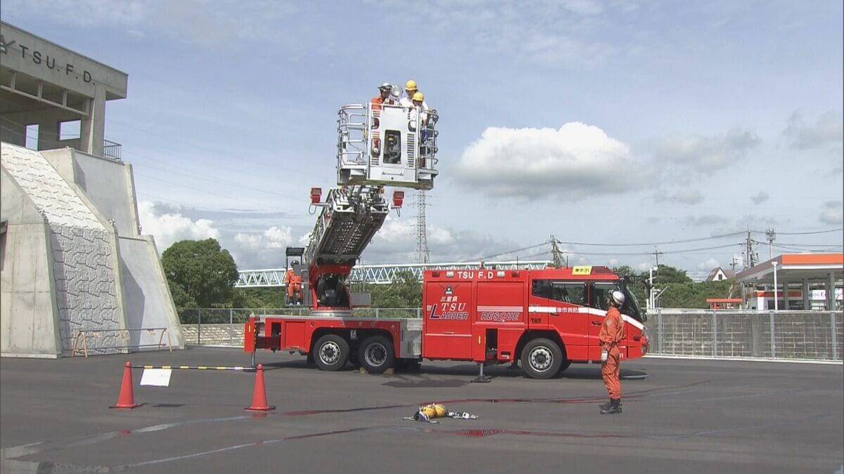 火事の時は「口をふさいで低い姿勢で避難」小学生が消防士の仕事を体験　三重・津市