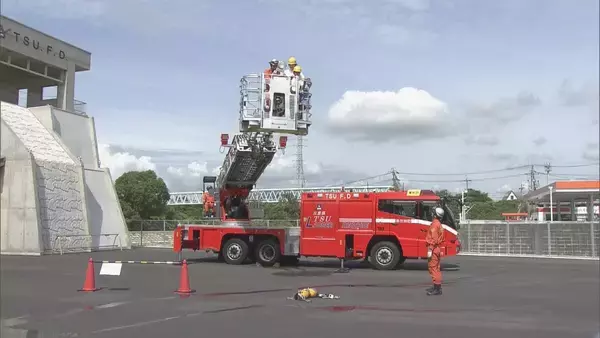 「火事の時は「口をふさいで低い姿勢で避難」小学生が消防士の仕事を体験　三重・津市」の画像