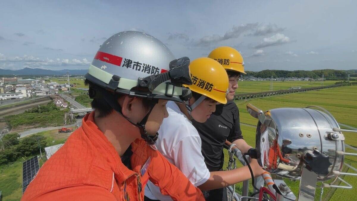 火事の時は「口をふさいで低い姿勢で避難」小学生が消防士の仕事を体験　三重・津市