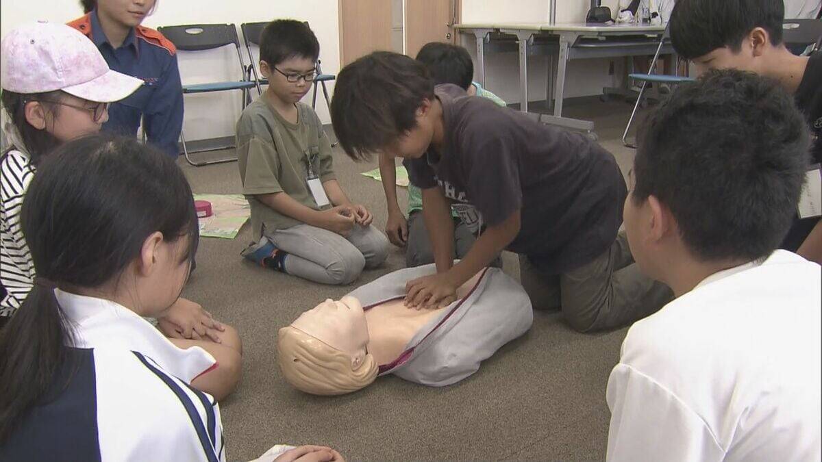 火事の時は「口をふさいで低い姿勢で避難」小学生が消防士の仕事を体験　三重・津市