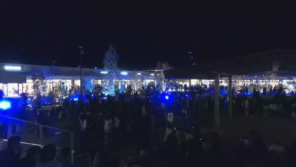三井アウトレットパーク岡崎でイルミネーションの点灯式　木々や噴水などがクリスマスバージョンにライトアップ