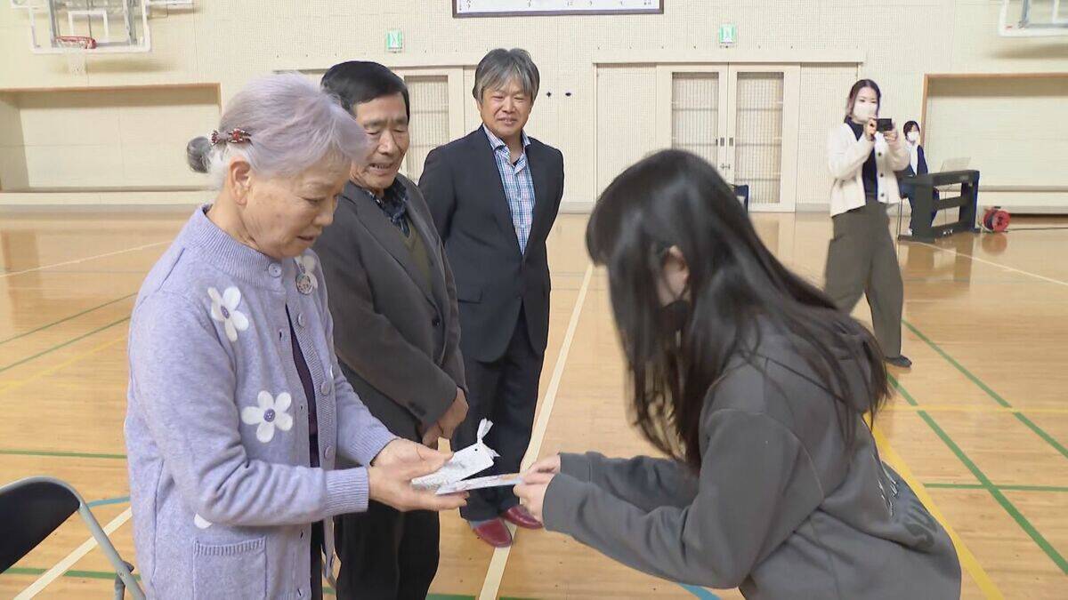 “万博おばあちゃん” 去年大阪･関西万博会場を案内した地元愛知･瀬戸市の小学6年生に再会 ｢この交流が万博から始まっていることに感謝｣