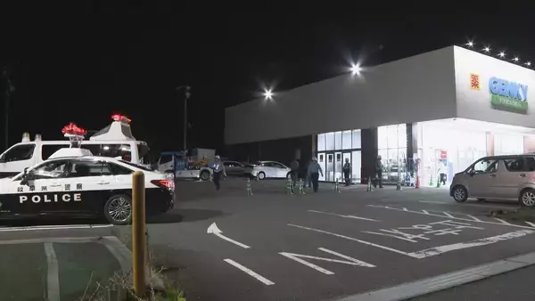 「ドラッグストアに車突っ込む 壁と車の間に挟まれ歩行者の女性（49）が死亡 運転手「ブレーキとアクセルを間違えた」」の画像