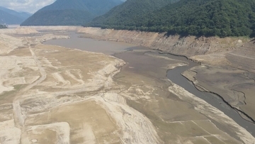 ダム底に集落跡が… 深刻な水不足で66年ぶりに出現 かつての住民｢当時の景色が浮かぶ｣ 岐阜･御母衣ダム