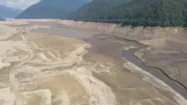 ダム底に集落跡が… 深刻な水不足で66年ぶりに出現 かつての住民｢当時の景色が浮かぶ｣ 岐阜･御母衣ダム