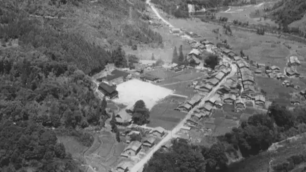 「ダム底に集落跡が… 深刻な水不足で66年ぶりに出現 かつての住民｢当時の景色が浮かぶ｣ 岐阜･御母衣ダム」の画像