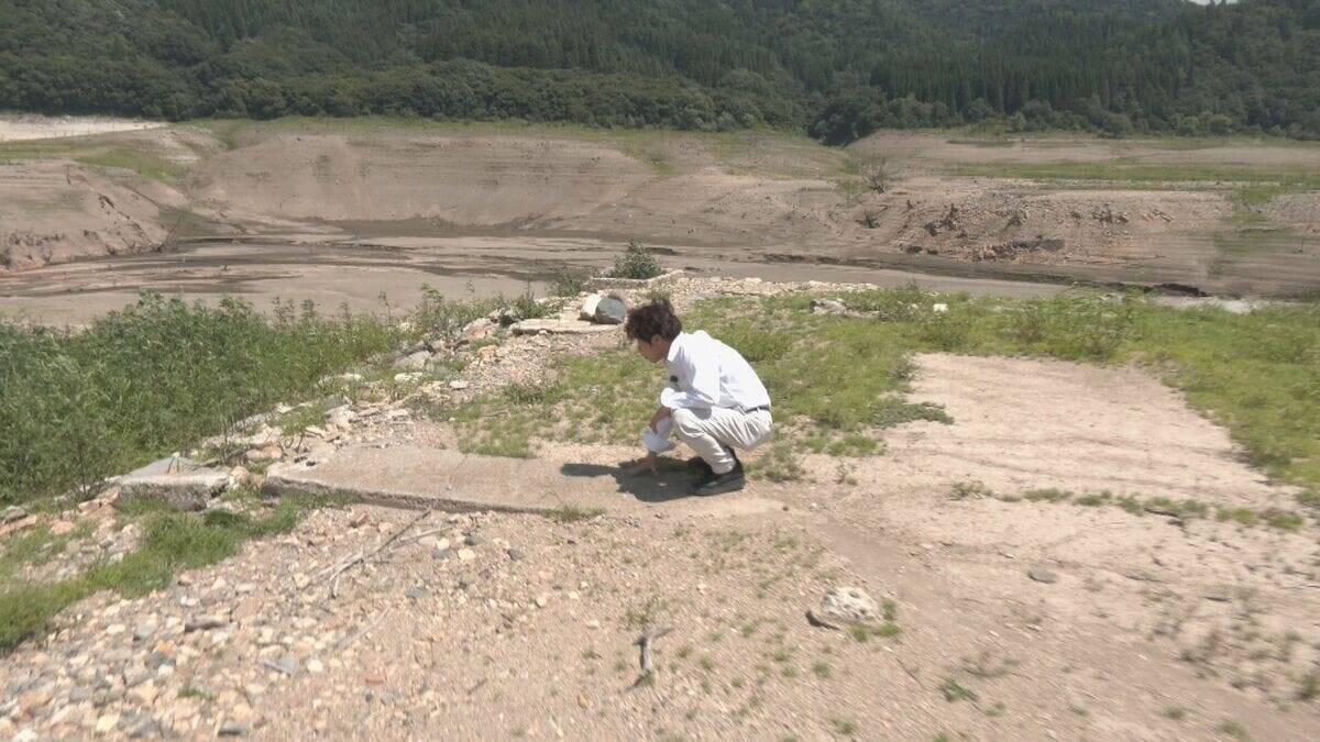 ダム底に集落跡が… 深刻な水不足で66年ぶりに出現 かつての住民｢当時の景色が浮かぶ｣ 岐阜･御母衣ダム