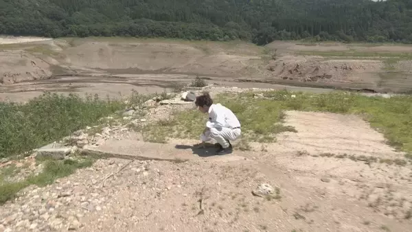 「ダム底に集落跡が… 深刻な水不足で66年ぶりに出現 かつての住民｢当時の景色が浮かぶ｣ 岐阜･御母衣ダム」の画像
