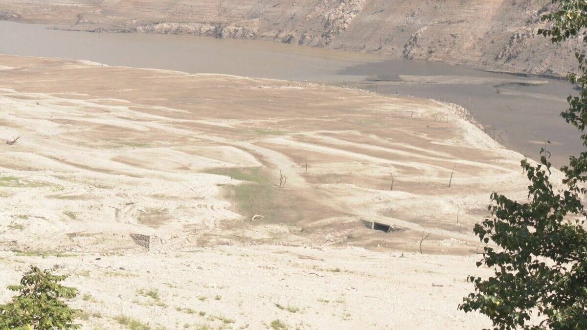 ダム底に集落跡が… 深刻な水不足で66年ぶりに出現 かつての住民｢当時の景色が浮かぶ｣ 岐阜･御母衣ダム