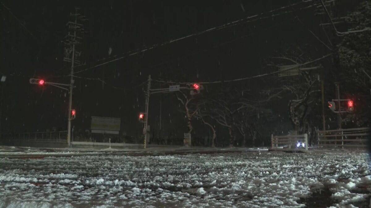 東海地方の各地で雪 三重･いなべ市で積雪15センチ 新幹線遅延や高速道路の予防的通行止めも 名古屋は積雪なしも｢凍える寒さ｣に