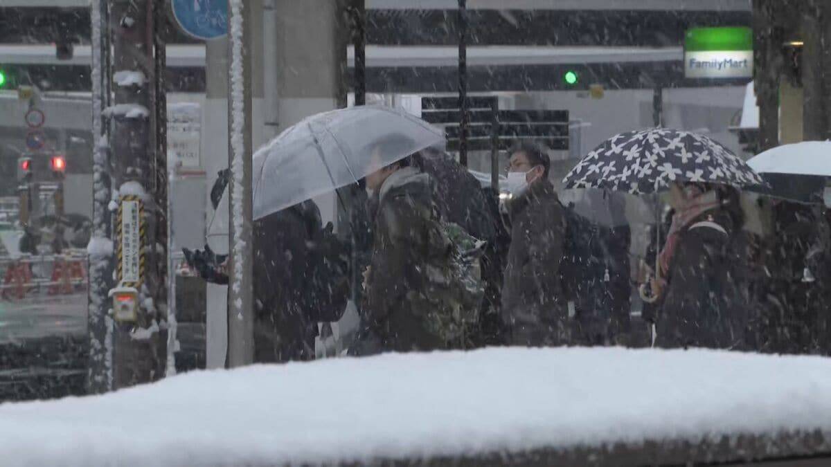 東海地方の各地で雪 三重･いなべ市で積雪15センチ 新幹線遅延や高速道路の予防的通行止めも 名古屋は積雪なしも｢凍える寒さ｣に