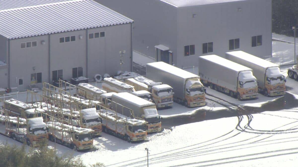 東海地方の各地で雪 三重･いなべ市で積雪15センチ 新幹線遅延や高速道路の予防的通行止めも 名古屋は積雪なしも｢凍える寒さ｣に