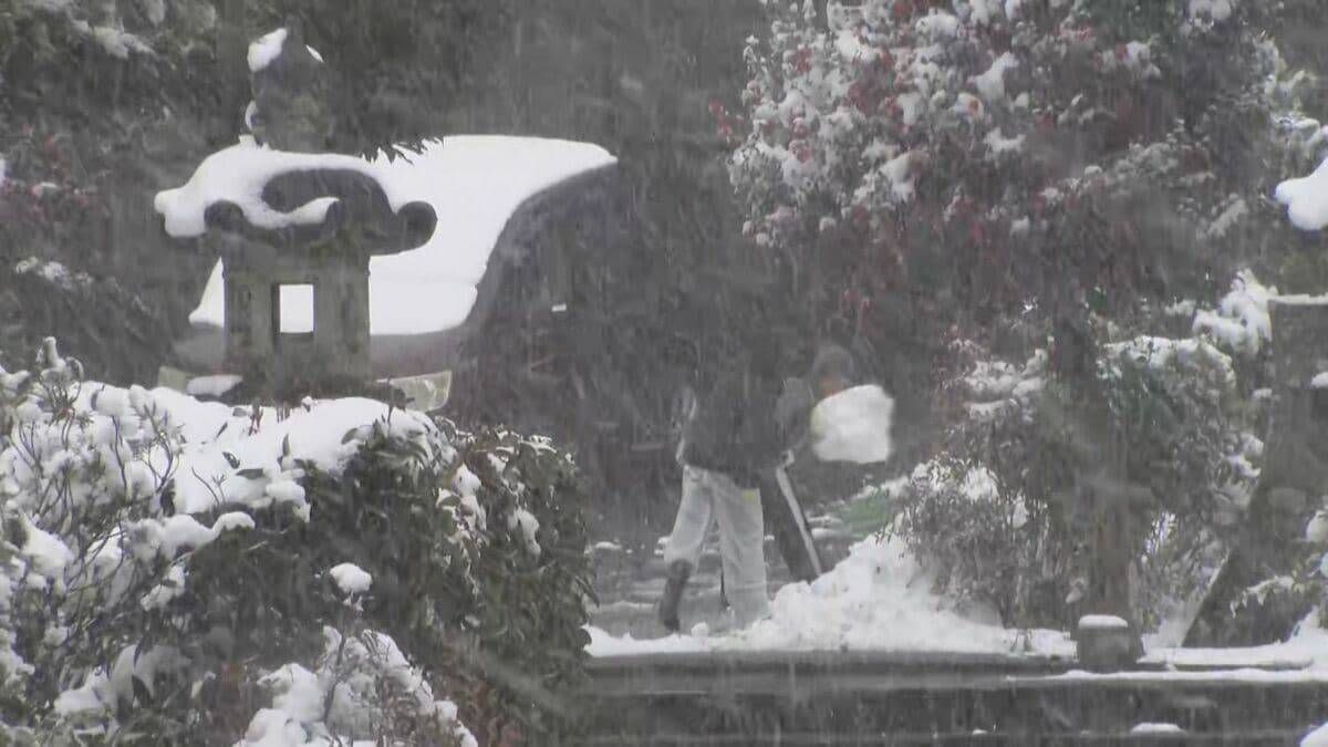 東海地方の各地で雪 三重･いなべ市で積雪15センチ 新幹線遅延や高速道路の予防的通行止めも 名古屋は積雪なしも｢凍える寒さ｣に