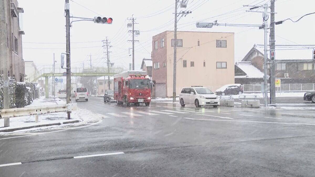 東海地方の各地で雪 三重･いなべ市で積雪15センチ 新幹線遅延や高速道路の予防的通行止めも 名古屋は積雪なしも｢凍える寒さ｣に