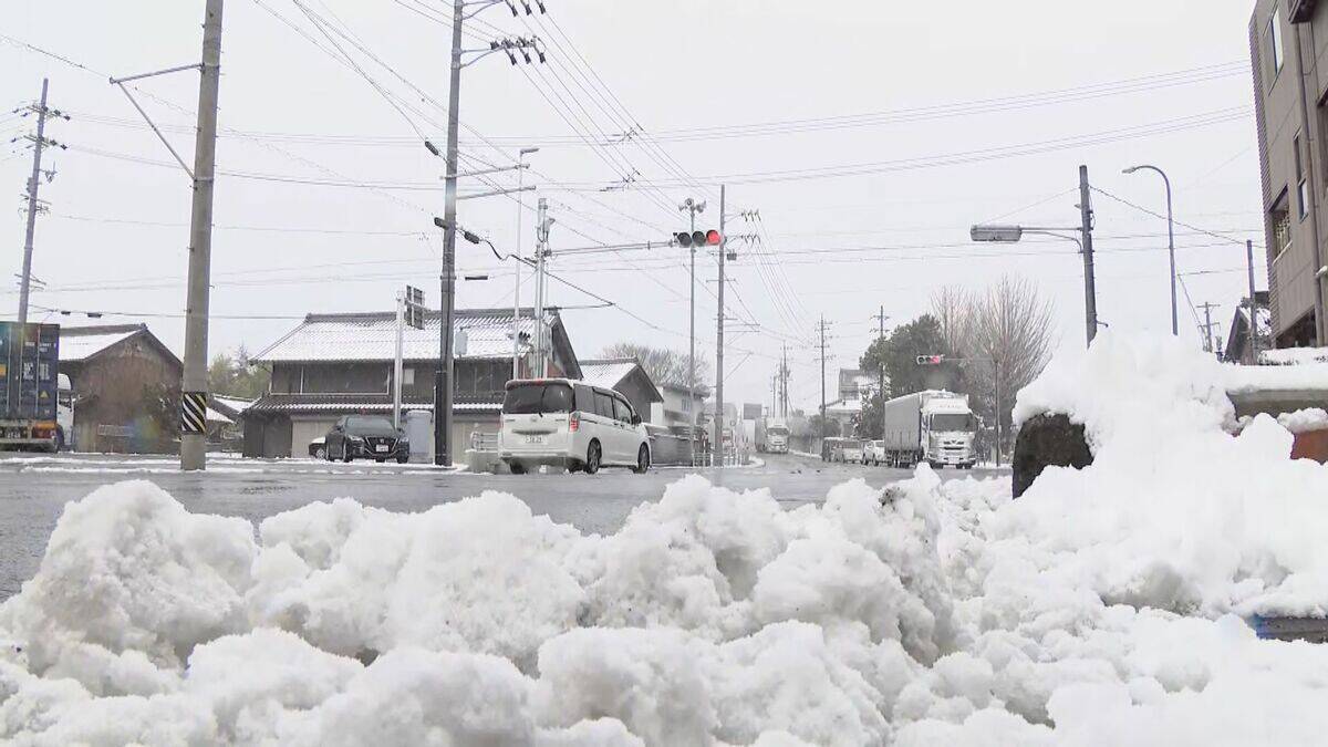 東海地方の各地で雪 三重･いなべ市で積雪15センチ 新幹線遅延や高速道路の予防的通行止めも 名古屋は積雪なしも｢凍える寒さ｣に