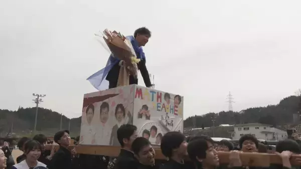 きっかけは卒業生のサプライズ 中学校の伝統行事｢卒業みこし｣ 感謝の気持ちを込め恩師を担ぐ 岐阜･高山市