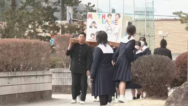 「きっかけは卒業生のサプライズ 中学校の伝統行事｢卒業みこし｣ 感謝の気持ちを込め恩師を担ぐ 岐阜･高山市」の画像
