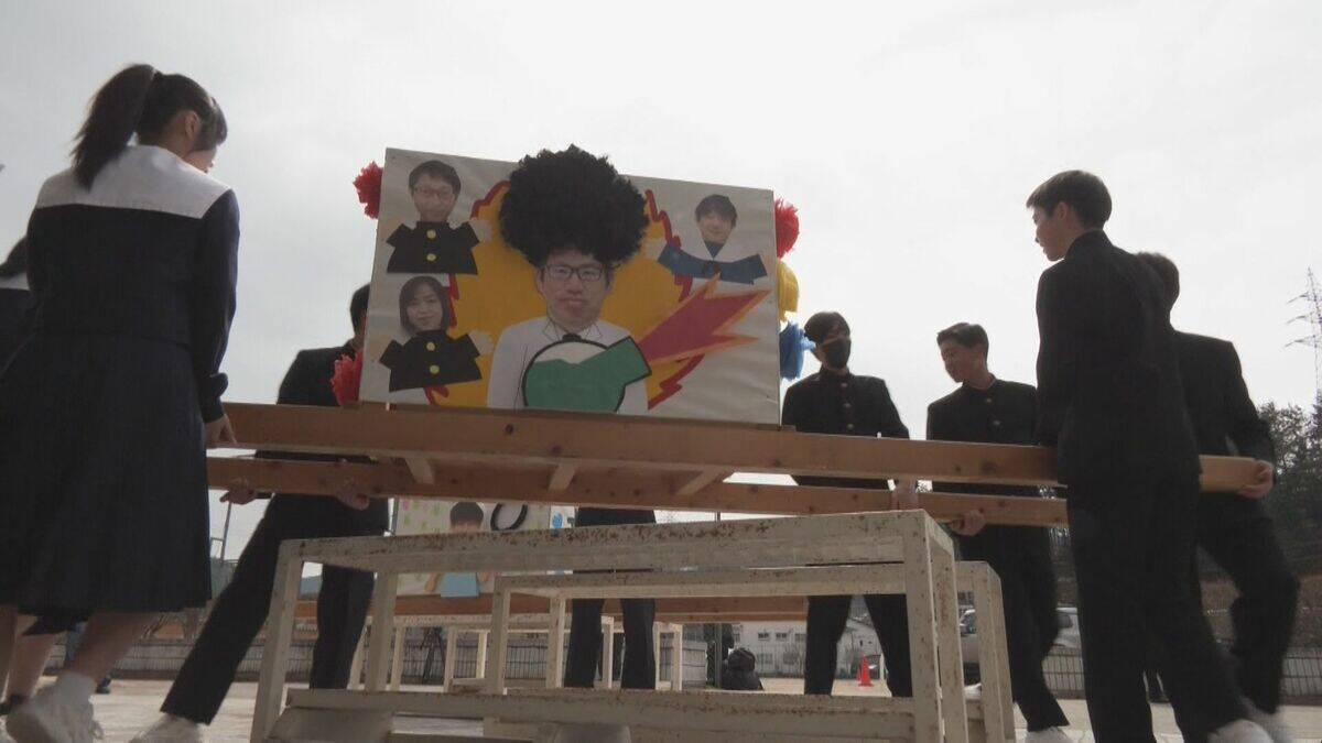 きっかけは卒業生のサプライズ 中学校の伝統行事｢卒業みこし｣ 感謝の気持ちを込め恩師を担ぐ 岐阜･高山市