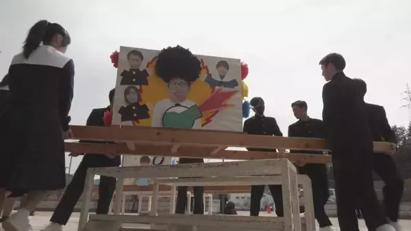 「きっかけは卒業生のサプライズ 中学校の伝統行事｢卒業みこし｣ 感謝の気持ちを込め恩師を担ぐ 岐阜･高山市」の画像