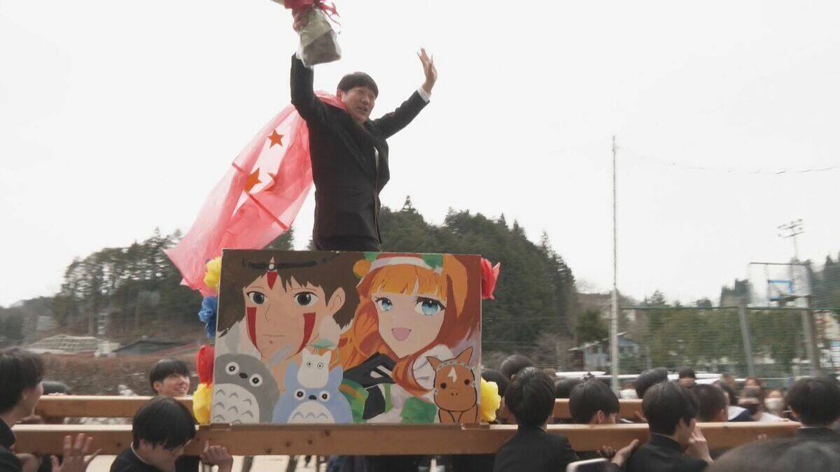 きっかけは卒業生のサプライズ 中学校の伝統行事｢卒業みこし｣ 感謝の気持ちを込め恩師を担ぐ 岐阜･高山市