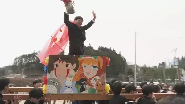 「きっかけは卒業生のサプライズ 中学校の伝統行事｢卒業みこし｣ 感謝の気持ちを込め恩師を担ぐ 岐阜･高山市」の画像