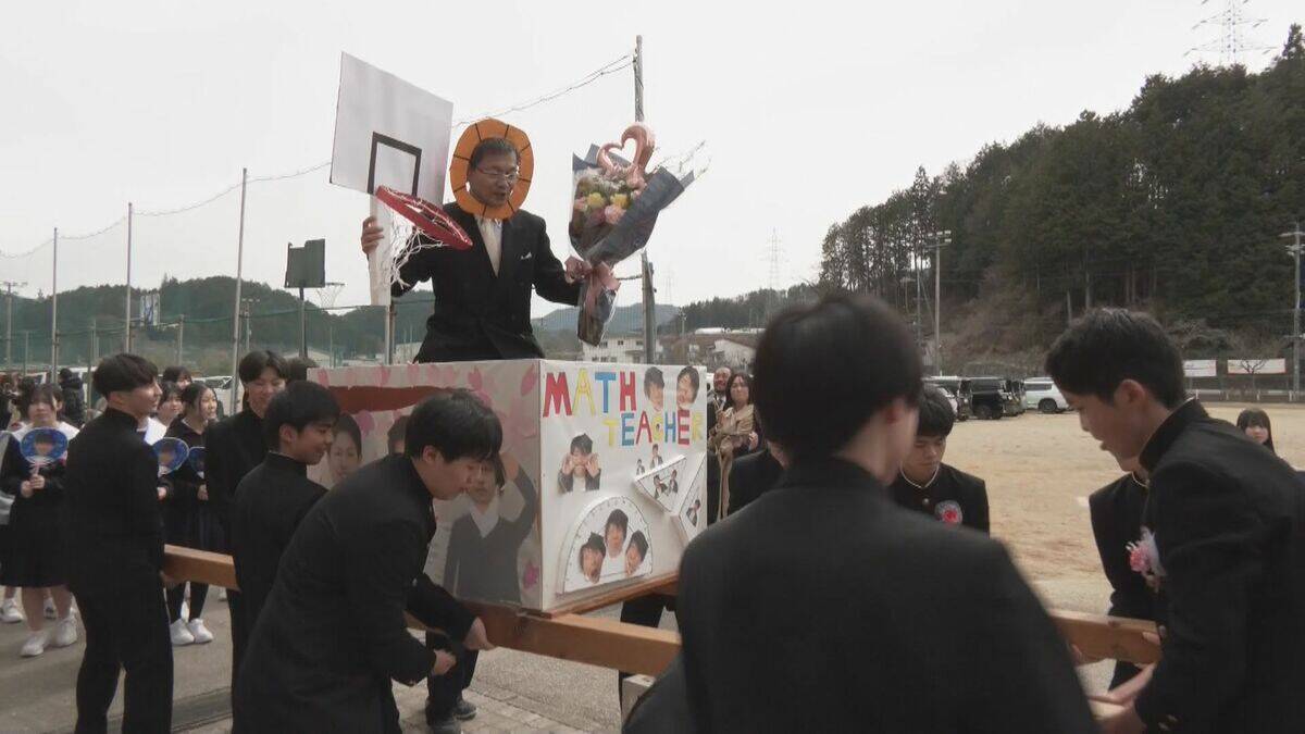 きっかけは卒業生のサプライズ 中学校の伝統行事｢卒業みこし｣ 感謝の気持ちを込め恩師を担ぐ 岐阜･高山市