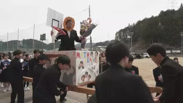 「きっかけは卒業生のサプライズ 中学校の伝統行事｢卒業みこし｣ 感謝の気持ちを込め恩師を担ぐ 岐阜･高山市」の画像