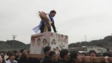 きっかけは卒業生のサプライズ 中学校の伝統行事｢卒業みこし｣ 感謝の気持ちを込め恩師を担ぐ 岐阜･高山市
