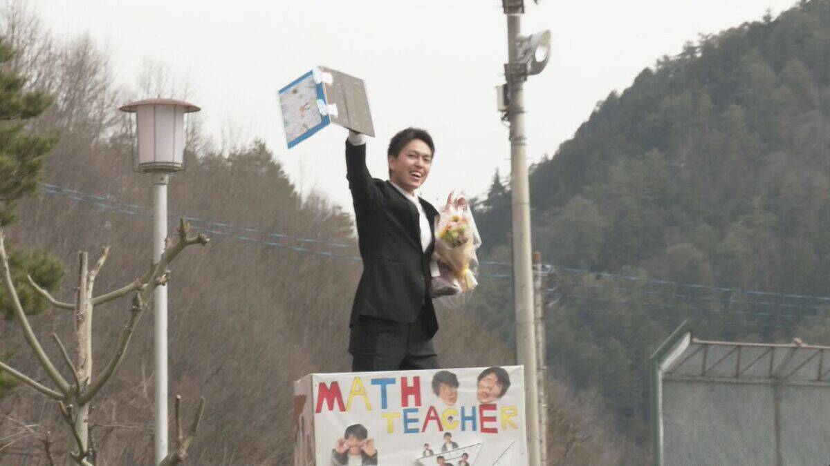 きっかけは卒業生のサプライズ 中学校の伝統行事｢卒業みこし｣ 感謝の気持ちを込め恩師を担ぐ 岐阜･高山市