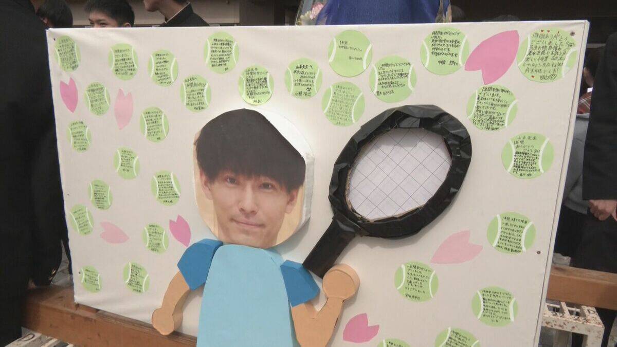 きっかけは卒業生のサプライズ 中学校の伝統行事｢卒業みこし｣ 感謝の気持ちを込め恩師を担ぐ 岐阜･高山市