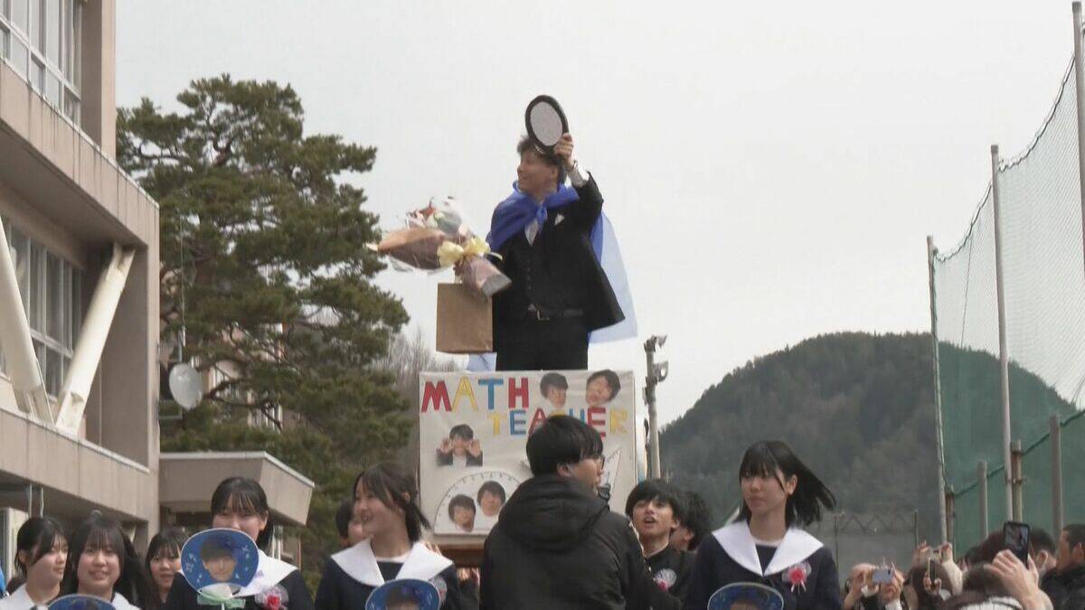 きっかけは卒業生のサプライズ 中学校の伝統行事｢卒業みこし｣ 感謝の気持ちを込め恩師を担ぐ 岐阜･高山市