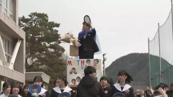 「きっかけは卒業生のサプライズ 中学校の伝統行事｢卒業みこし｣ 感謝の気持ちを込め恩師を担ぐ 岐阜･高山市」の画像
