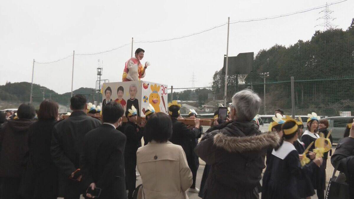 きっかけは卒業生のサプライズ 中学校の伝統行事｢卒業みこし｣ 感謝の気持ちを込め恩師を担ぐ 岐阜･高山市